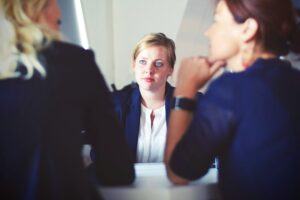HR manager counsels employee and supervisor on labor laws on lateness.