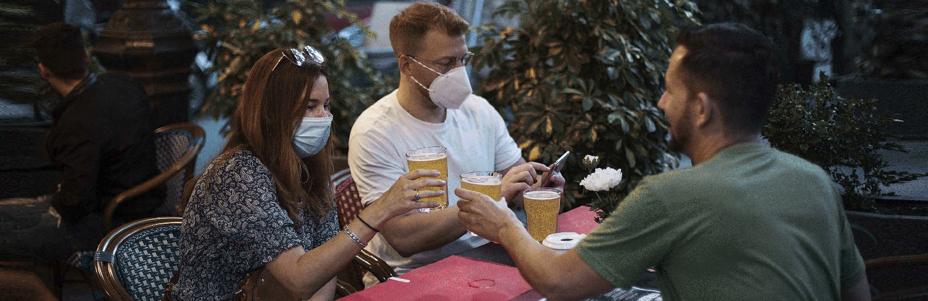people at the restaurants wearing masks